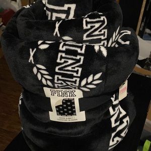 NWT PINK Victoria’s Secret black and white crest Sherpa and velour blanket